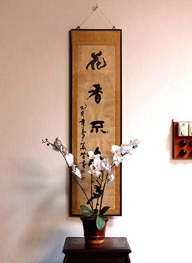 penang-cheong-fatt-tze-the-blue-mansion-chinese-scroll-with vase-of-flowers-on-chinese-antique-stand