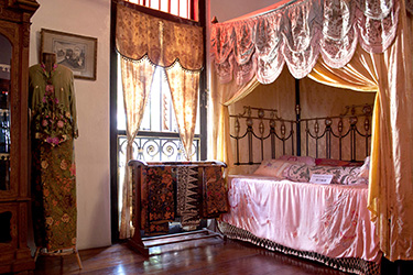 penang-peranakan-mansion-bridal-chamber-bed