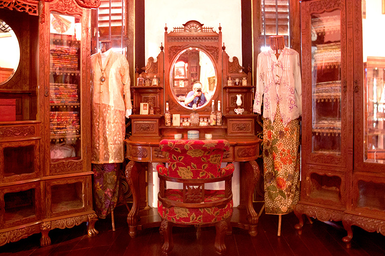 penang-peranakan-mansion-bridal-chamber-dressing-table-and-nonya-dresses